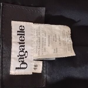 A well condition soft to the touch 100% leather jacket. Diagonal zipper